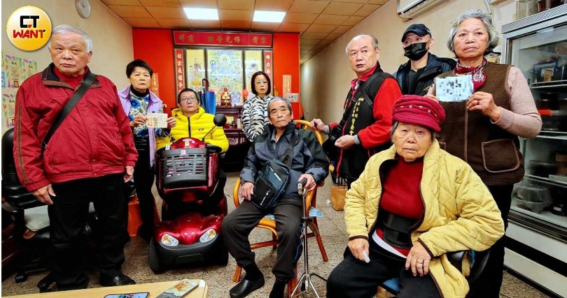 南昌西街10攤商在市場外擺攤數十年,靠著攤位養家餬口,卻因火災而失去唯一飯碗。(圖/周志龍攝)