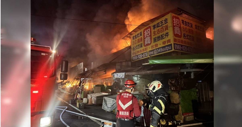 桃園市南門市場2025年11月發生火災,市場約三分之二面積遭到毀損,內外共有上百攤商慘遭波及,財產損失難以估計。(圖/桃園市消防局提供)