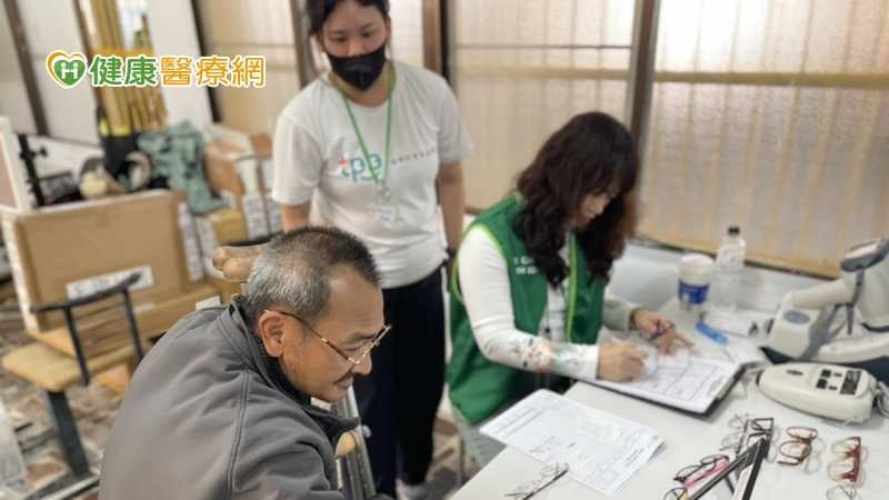 臺灣防盲基金會董事長蔡瑞芳醫師為居民看診