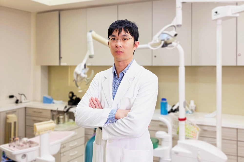 【有影】假牙也要下班休息！醫師教你3步驟遠離口臭與變形風險 9