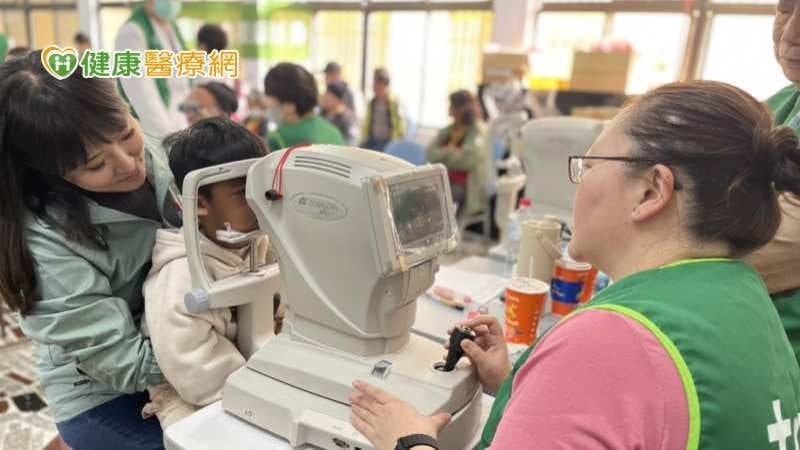 臺灣防盲基金會倡議大使劉亭廷擔任志工協助義診進行