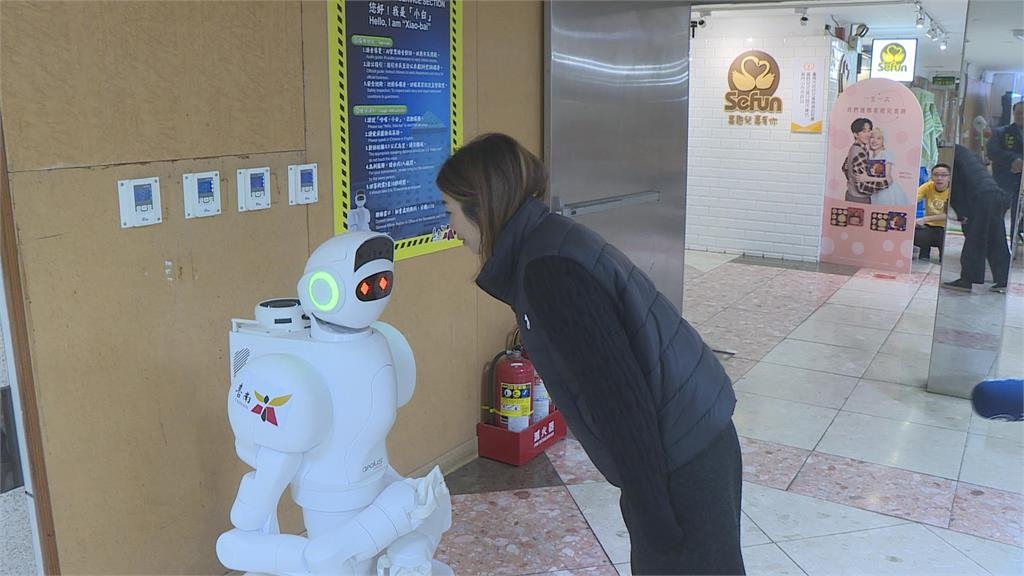 台南市府新員工上工！ 機器人「小白」服務市民引熱議