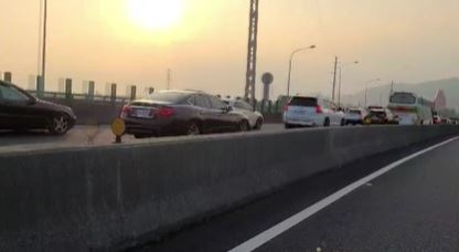 國道當停車場? 女駕駛"暫停內車道"下車抓狗