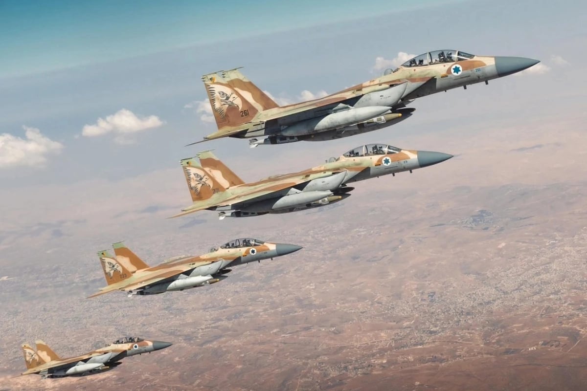 以色列在美系戰機撐腰下,擁有中東地區最強大的空戰實力,圖為具有特殊沙漠塗裝的以色列F-15戰機。(取自以色列空軍臉書)