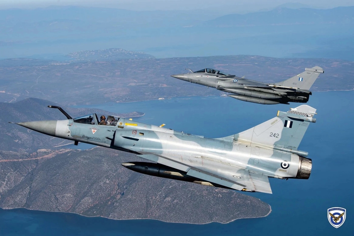希臘面對世仇土耳其,建立了強大的空戰實力,圖為希臘幻象2000-5型戰機(前)與「飆風」戰機。(取自希臘空軍臉書)