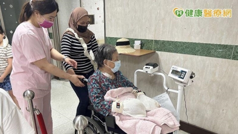 越洋陪診：當父母獨自回診　海外子女聽不到的「醫囑真相」