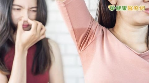 社群熱議「冬天躲不掉腋味」？醫揭：厚衣無法遮掩腋味恐不減反增！