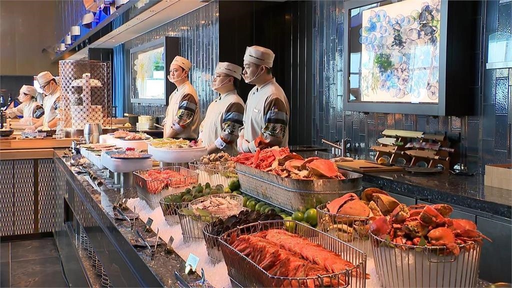 他尾牙抽中「365張吃到飽餐券」傻了　網一看「價值45萬」驚：半台國產車！