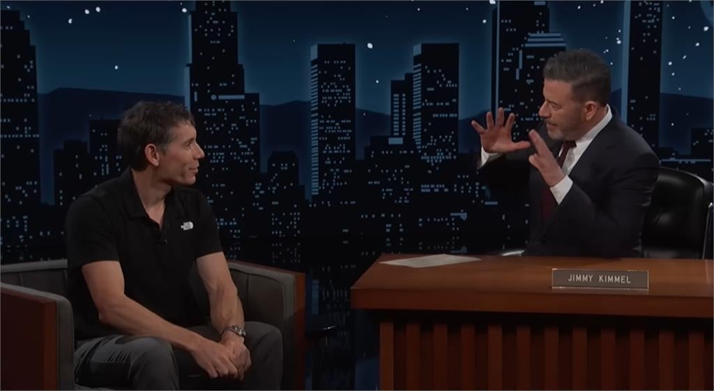 霍諾德爬101「最難忘一幕」！男子坐辦公室狂搖頭...下秒被「一神舉動」折服了