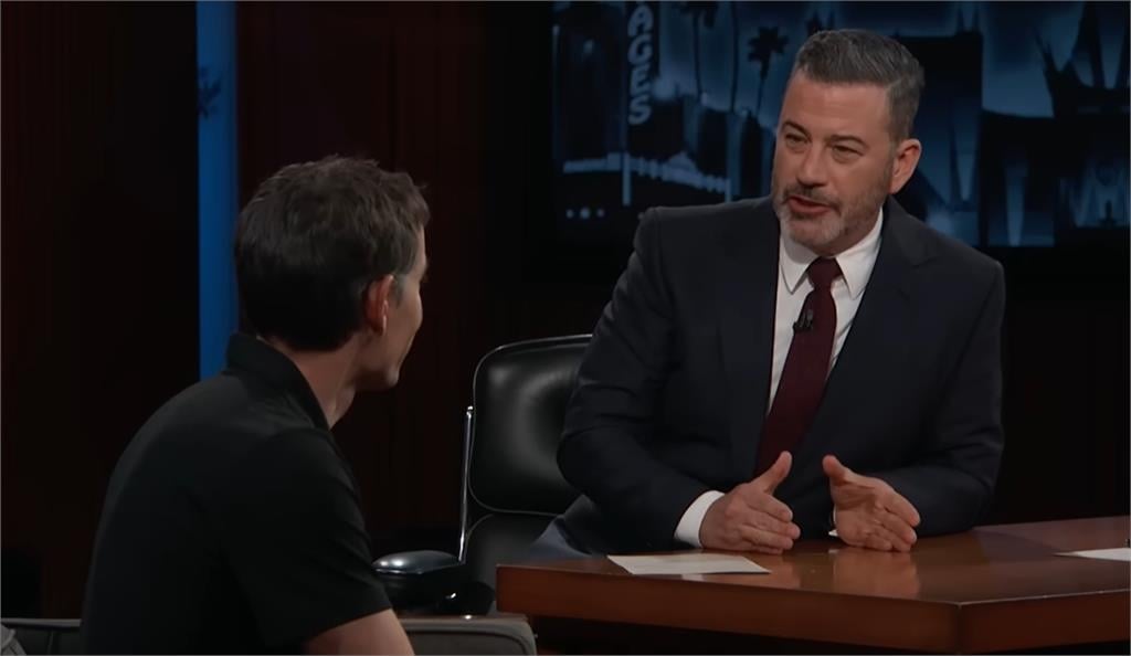 霍諾德爬101「最難忘一幕」！男子坐辦公室狂搖頭...下秒被「一神舉動」折服了