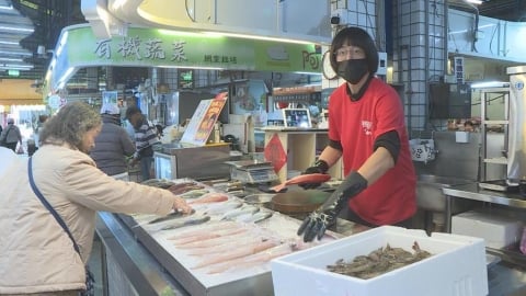 英文彆腳熱情不減！　賣魚哥招待外國客影片爆紅