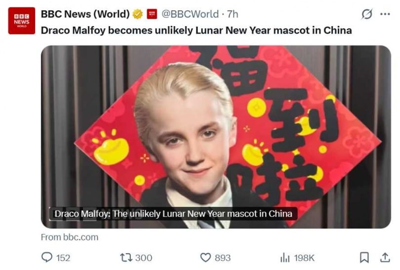 大陸購物中心懸掛以跩哥・馬份為主題的春節橫幅，引發民眾關注與拍照熱潮。（圖／翻攝自X，@BBCWorld）