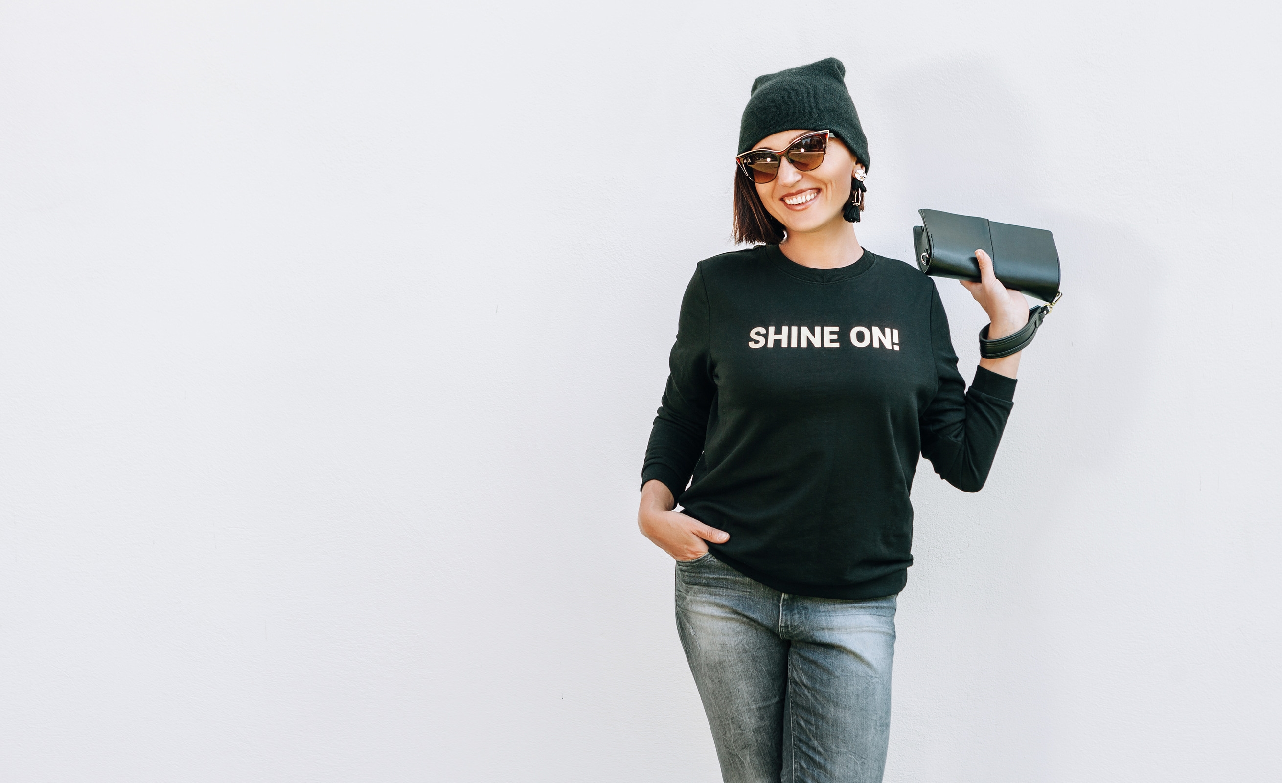 低能量穿搭的原則就是舒服，像是簡單的大學T配上牛仔褲，會讓人看起來年輕又不費力。圖/123RF圖庫