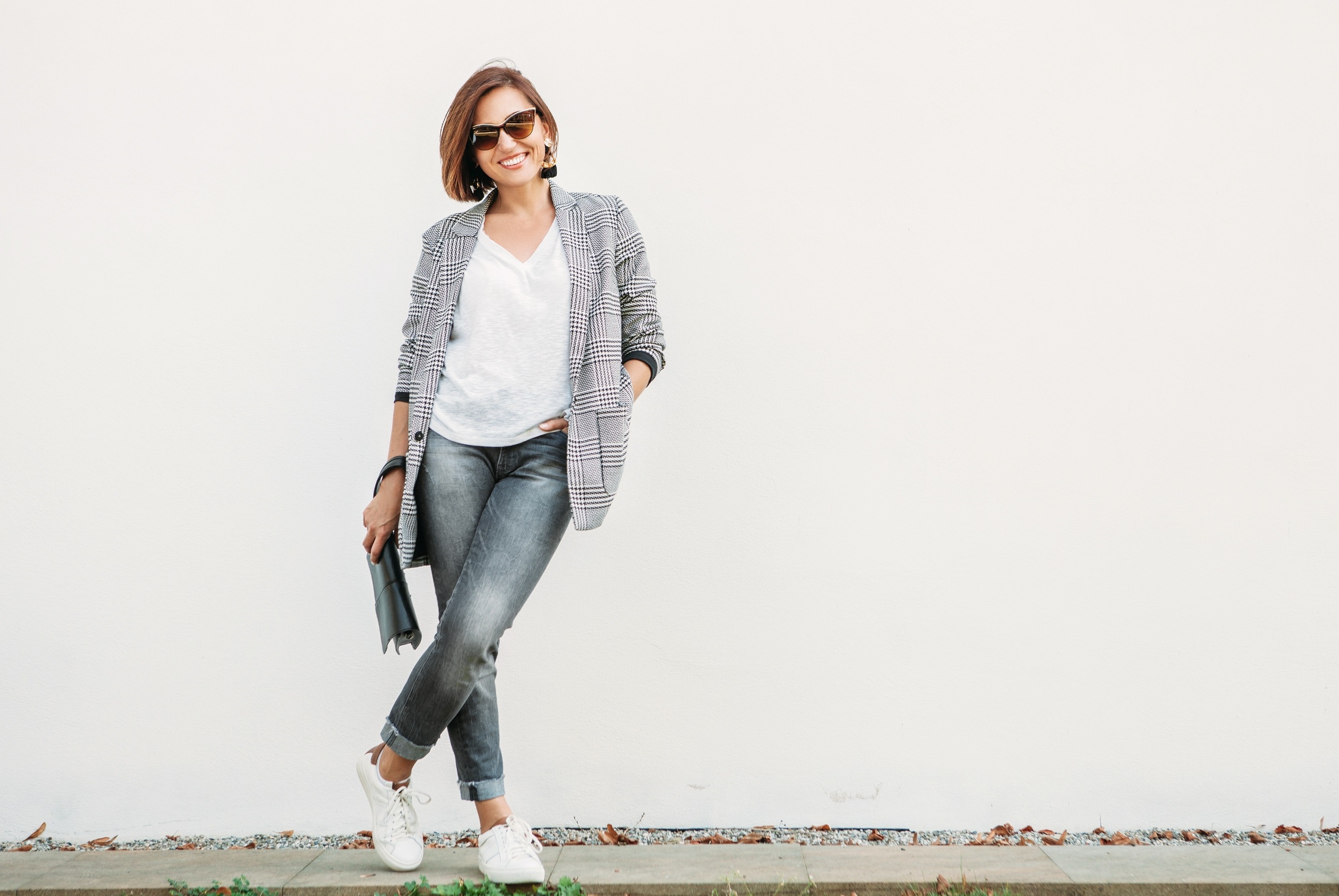 格子西裝外套和棉質白T帶來休閒感，配上球鞋表現低能量穿搭的隨性感。圖/123RF圖庫