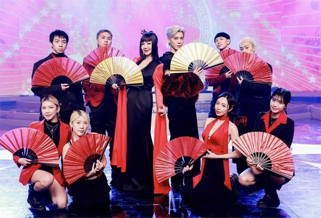 陳美鳳「深V中空裝」火辣合體畢書盡　她曝男神私下敬業：還加碼請老師