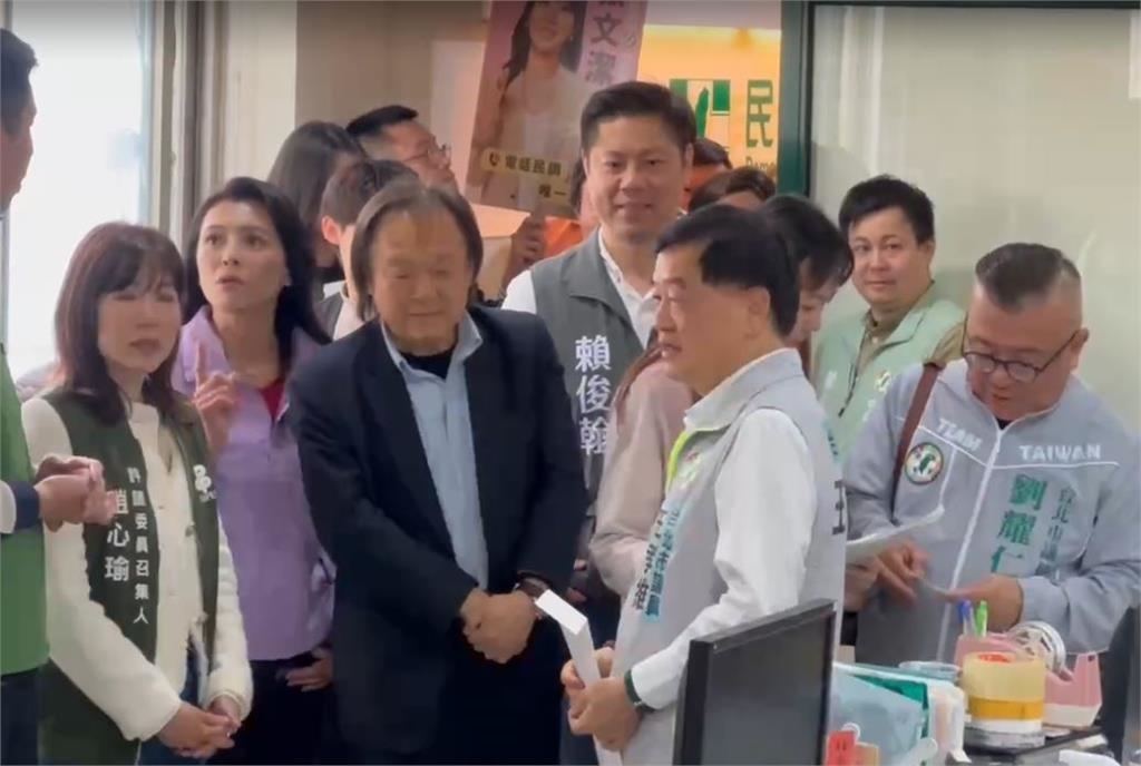 再陪「英系」登記綠營初選！　王世堅謙稱：我只是雄性　非母雞