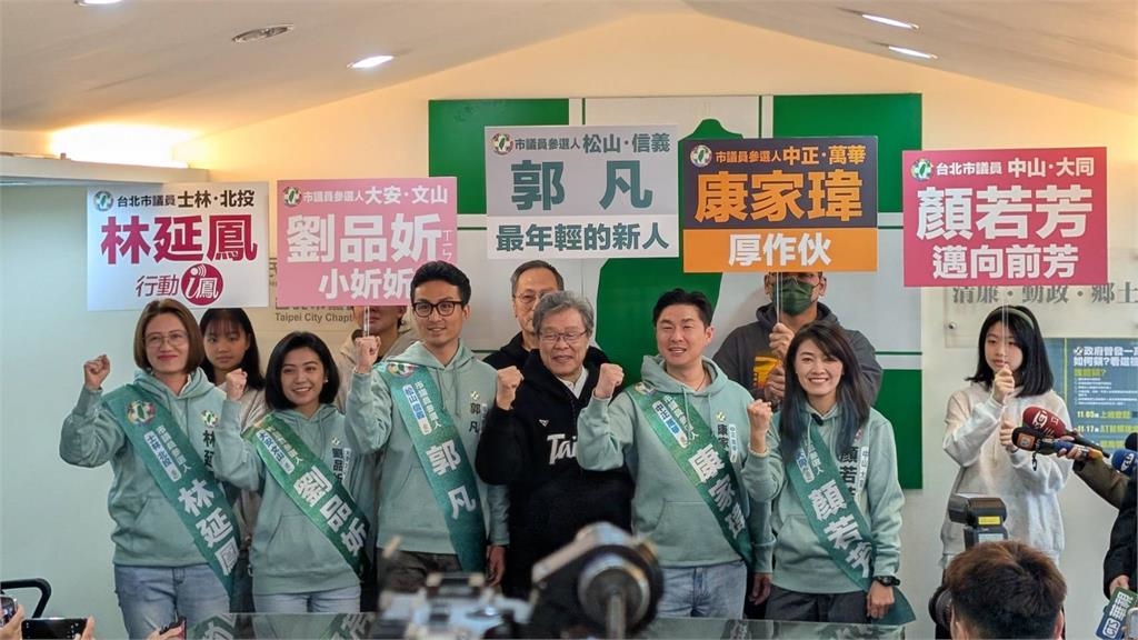 再陪「英系」登記綠營初選！　王世堅謙稱：我只是雄性　非母雞