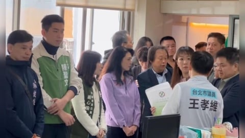 再陪「英系」登記綠營初選！　王世堅謙稱：我只是雄性　非母雞