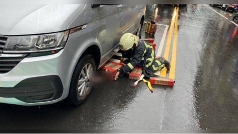 快訊／復康巴士撞擊行人　男受困車底命危送