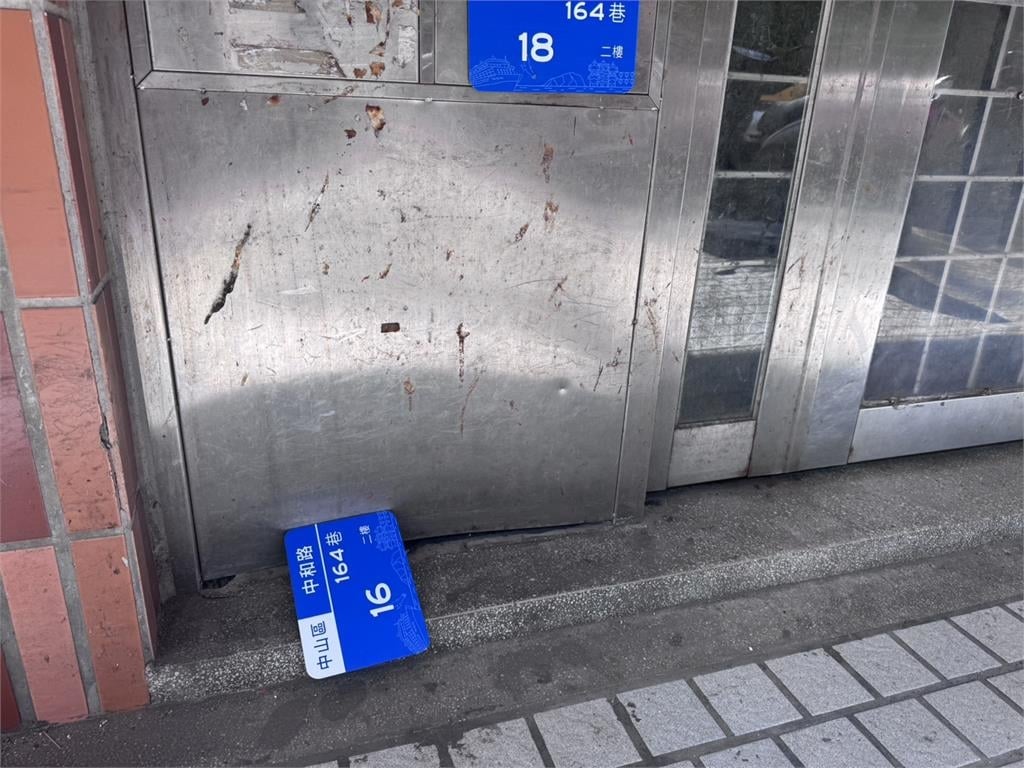 舊門牌40年沒事　基隆換新門牌脫落挨批「掉漆」