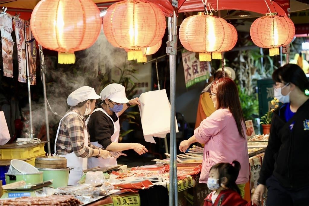 快新聞／高雄左營海軍眷村年貨大街開幕　陳其邁鳴鑼三響宣布開市