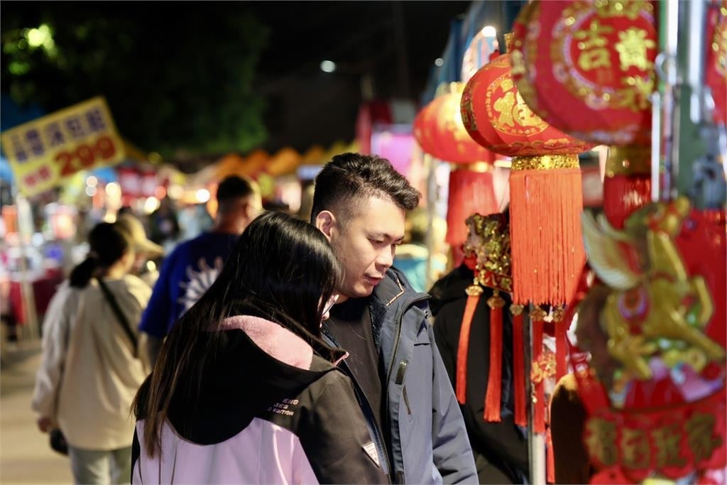 快新聞／高雄左營海軍眷村年貨大街開幕　陳其邁鳴鑼三響宣布開市