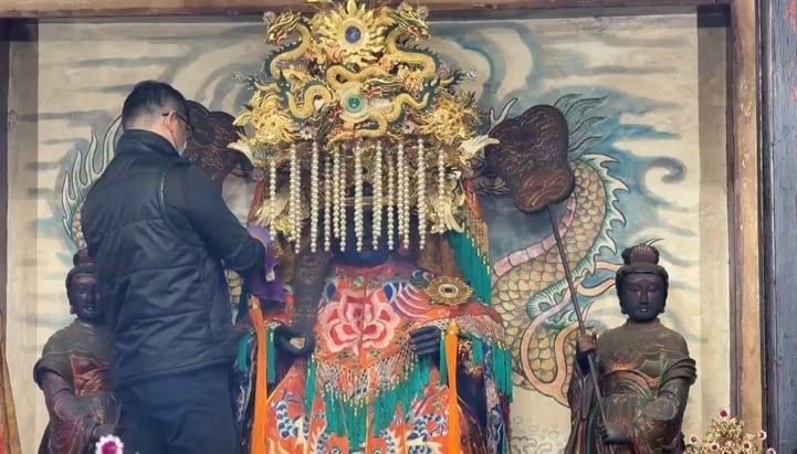 金光閃閃迎新年！　幫「神明洗澎澎」　台中天公廟、樂成宮媽祖廟總動員