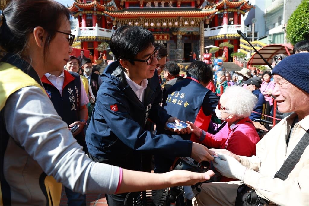 快新聞／陳其邁走春行程起跑　小朋友拿超人力霸王公仔合照