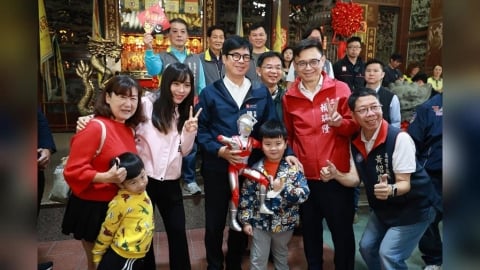 陳其邁走春行程起跑　小朋友拿超人力霸王公仔合照