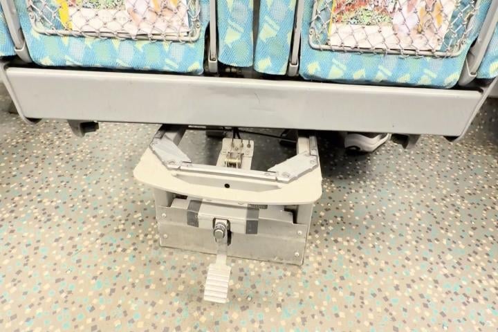 旅客高鐵座椅旋轉90度面對窗戶　網笑：高鐵好聲音？