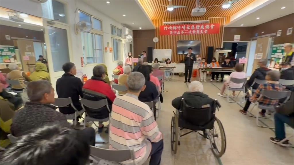 快新聞／年前賺紅包！嘉義竹崎鄉「普發5000元現金」　大批鄉民排隊領錢