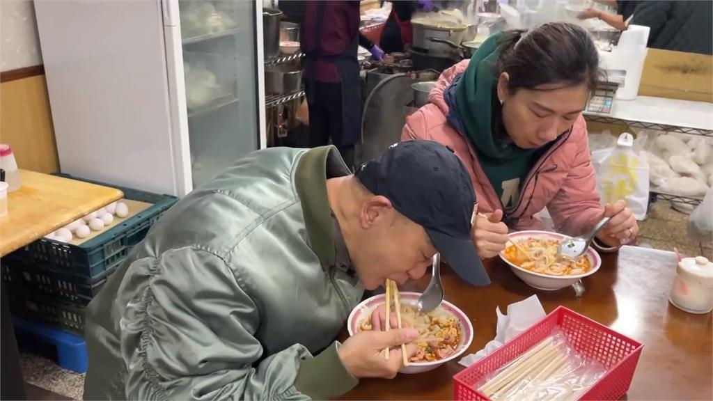 寒流報到! 桃園忠貞市場 熱呼呼米干攤現人龍