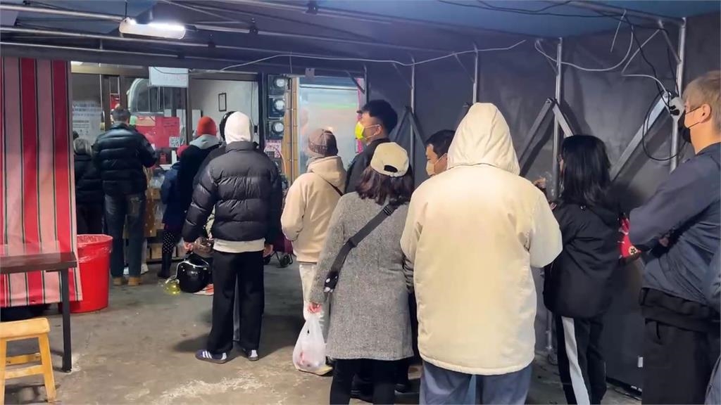 寒流報到! 桃園忠貞市場 熱呼呼米干攤現人龍
