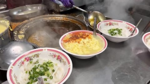 寒流報到! 桃園忠貞市場 熱呼呼米干攤現人龍