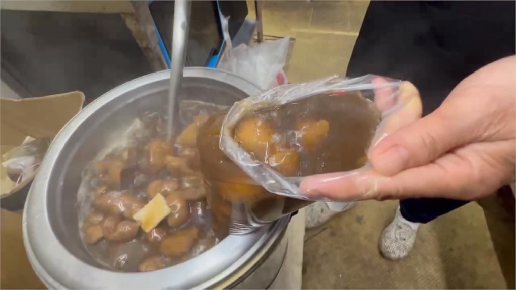 寒冷！天未亮搶排隊　彰化50年素食藥膳湯半小時完售