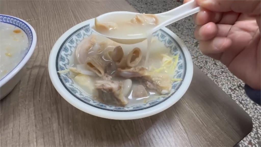 寒冷！天未亮搶排隊　彰化50年素食藥膳湯半小時完售