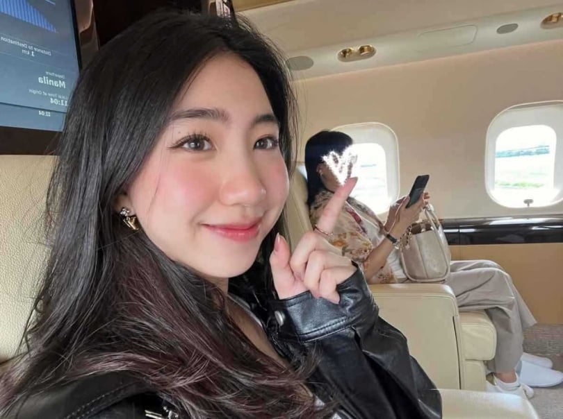 Amanda曾分享與母親蔡幸娟在私人飛機上的合照，卻用愛心遮臉，不願靠母親光環博流量。（圖／翻攝自Amanda Threads）