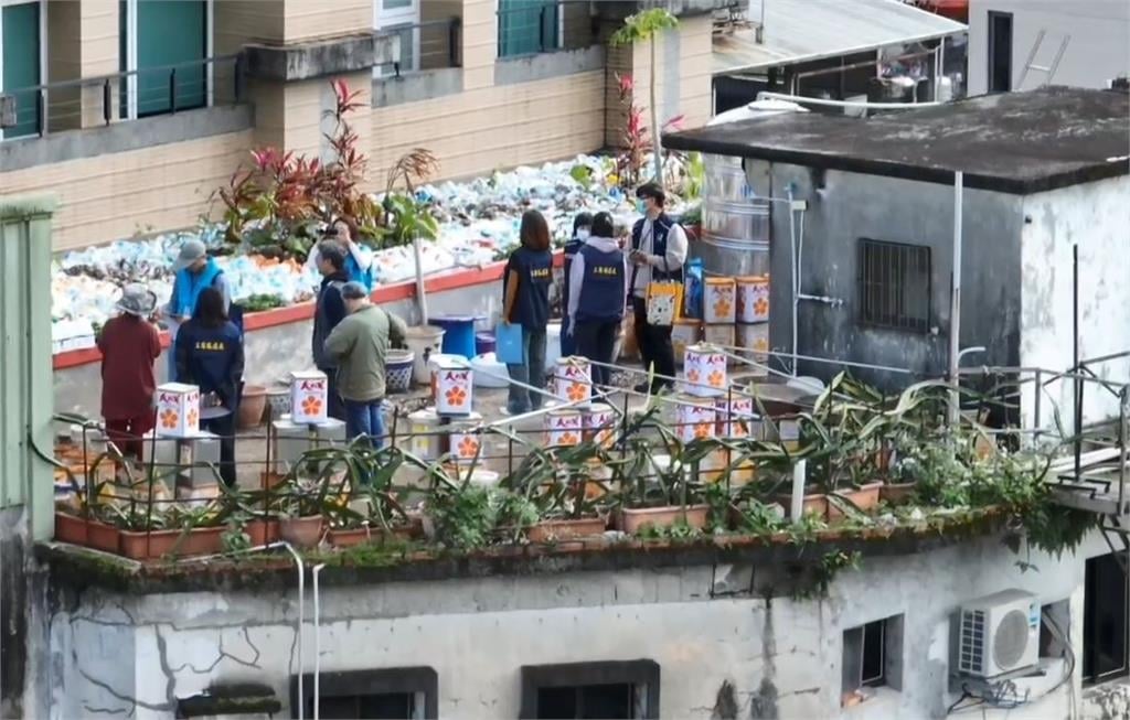 旅館頂樓驚人「寶特瓶山」　環保局：未改善將罰最高6千