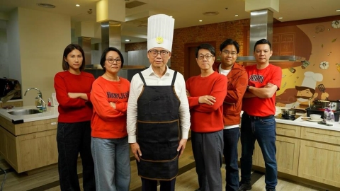 高雄最強母雞來了!賴瑞隆化身「港都大廚」 陪6議員參選人下廚迎新年