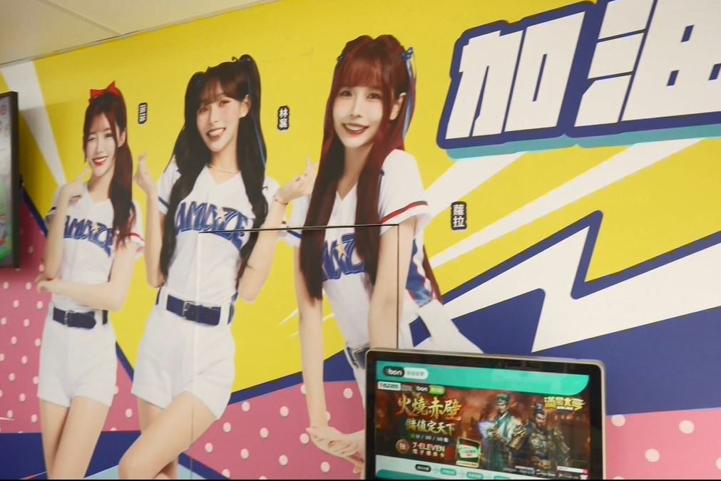 經典賽倒數！超商打造「棒球」主題店　36位啦啦隊女孩現身店內