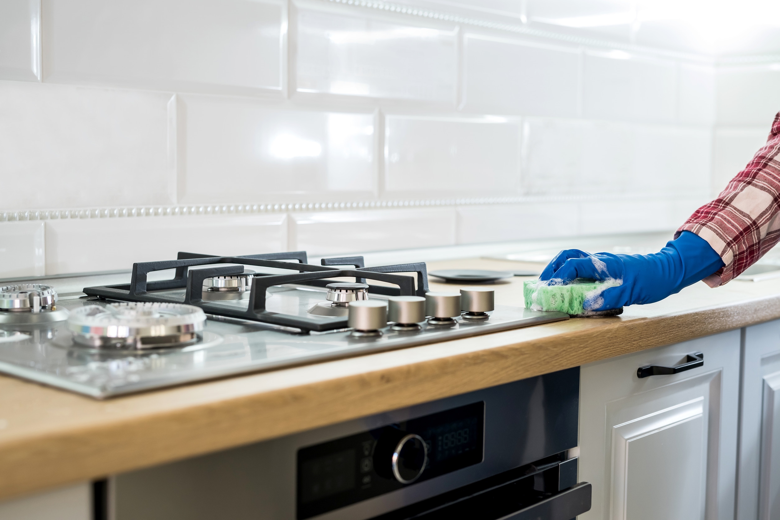 當妳忙碌在廚房洗刷刷時，老公帶著一種「看透世俗」的豁達出現在妳身後。他對乾淨的標準通常比妳寬鬆一萬倍。圖/123RF圖庫