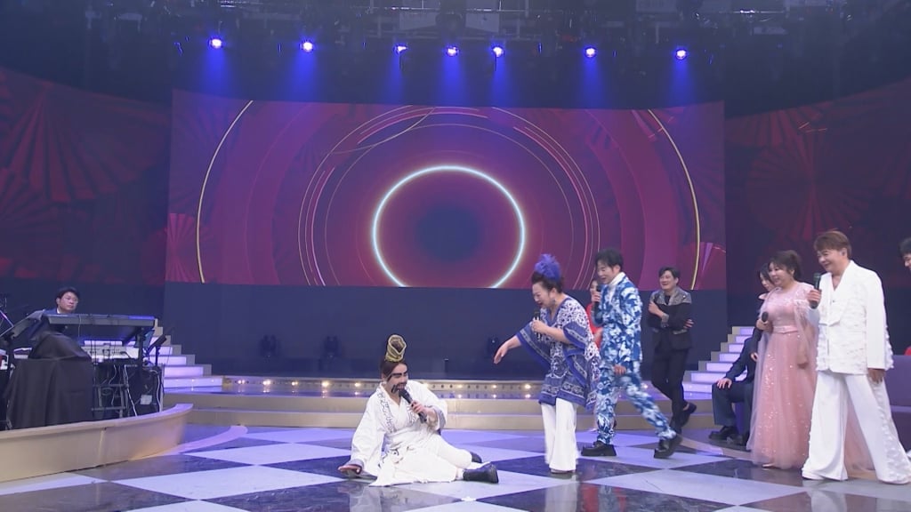 《超級冰冰Show》女星犧牲扮相白冰冰認不出！ 搏命飆歌唱到「氣快沒」當場倒地