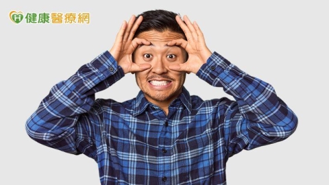 習慣仰頭看人竟是病！30歲男「垂眼」多年　矯正提眼瞼肌重獲自信