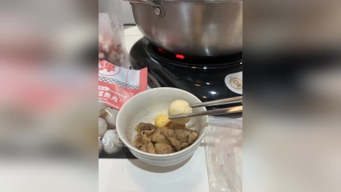鴛鴦鍋不再「一邊一國」!男網友一動作引爆素食女友怒火 網歪樓:那顆魚丸超Q愛死!