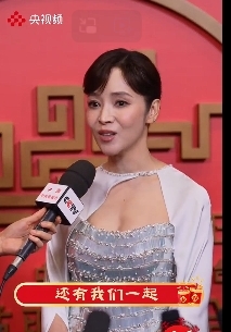 侯佩岑登央視春晚喊「像回家一樣」！戰袍正面「破大洞」最新面容網驚：怎麼一大一小