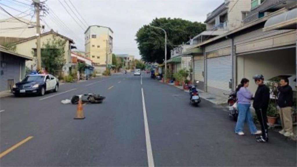 騎士塑膠桶被吹飛 後方機車閃避不及撞上慘摔