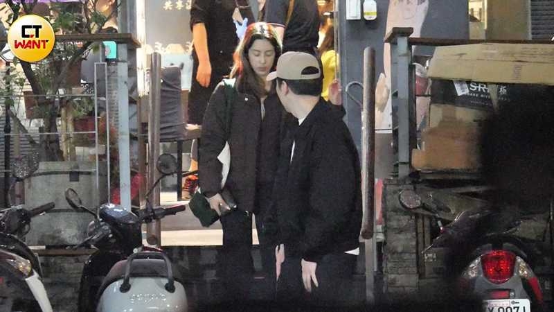 用餐結束後兩人離開餐廳,男伴貼心回頭留意莫允雯有沒有跟上。(圖/本刊攝影組)