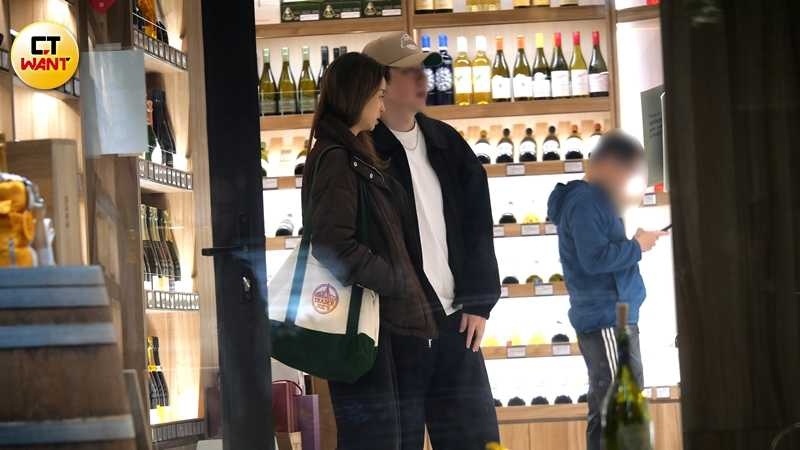 兩人一同到酒舖挑酒。(圖/本刊攝影組)