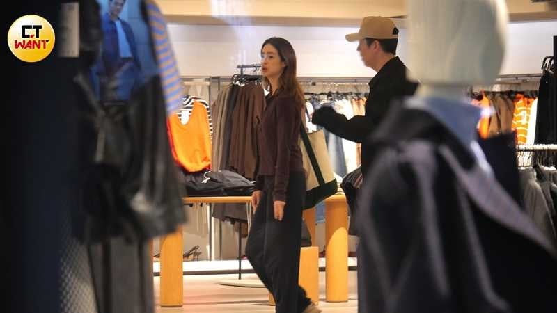 隨後男伴又陪莫允雯去逛服飾店。(圖/本刊攝影組)