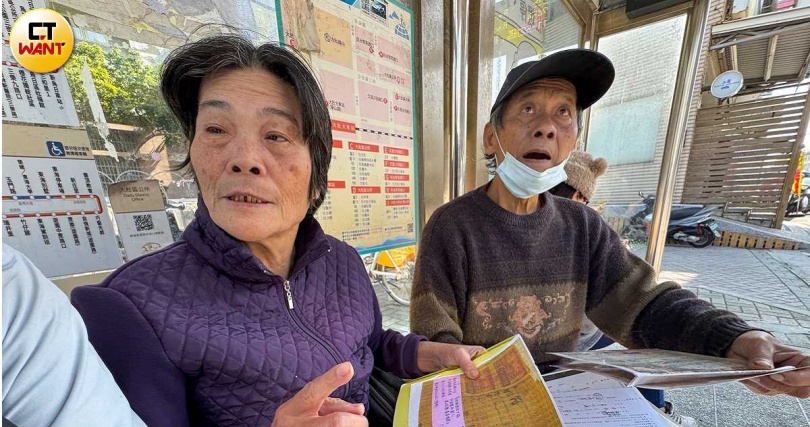 苦主許小姐(左起)與其夫陳先生泣訴買賣土地一連串離奇遭遇,直斥官府與佃農聯合侵害了土地所有權。(圖/黃耀徵攝)